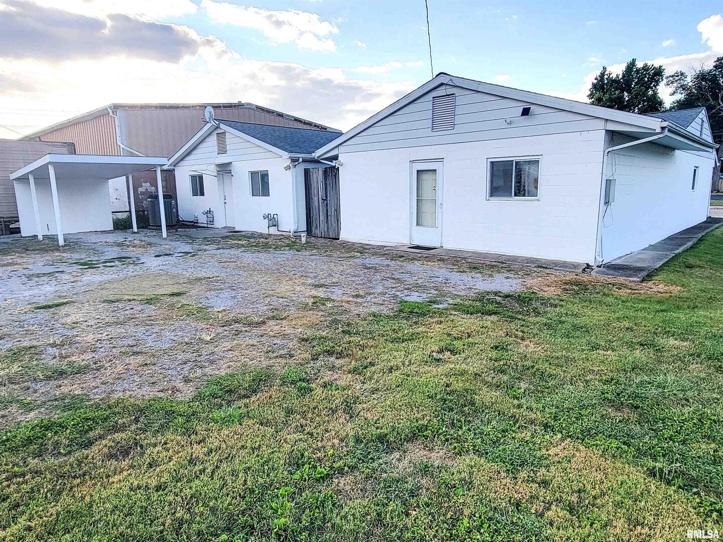 119 West 2nd Street Flora, IL 62839 - Photo 94 of 99 a view of a yard in front of a house with plants