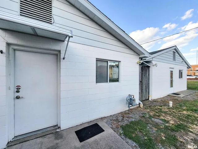 $149,000 | 119 West 2nd Street, Flora, IL 62839