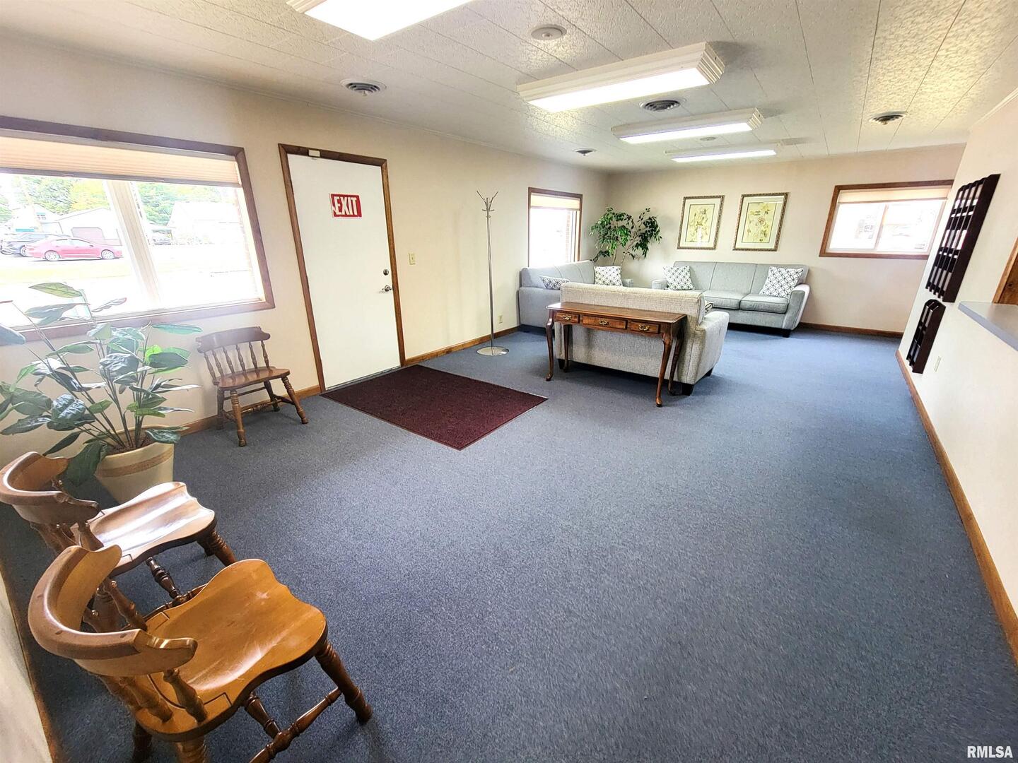 119 West 2nd Street Flora, IL 62839 - Photo 10 of 99 a living room with furniture and a large window