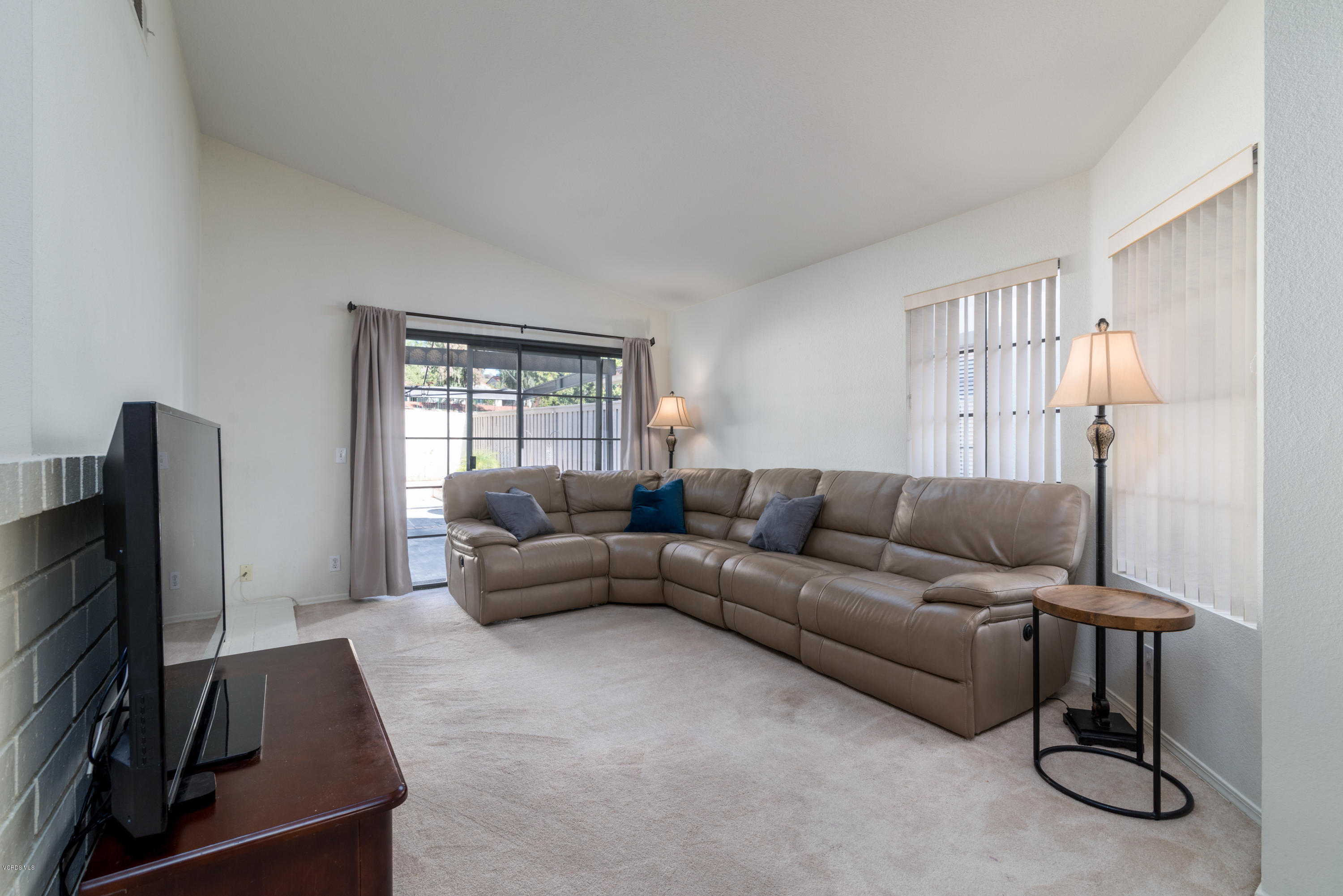 713 Congressional Road Simi Valley, CA 93065 - Photo 6 of 27 15