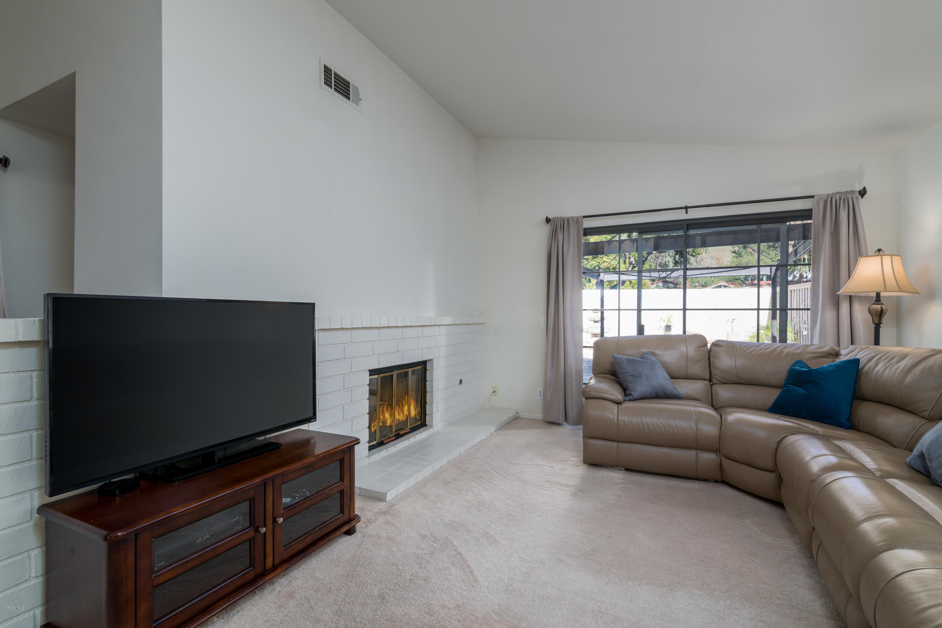 713 Congressional Road Simi Valley, CA 93065 - Photo 7 of 27 16