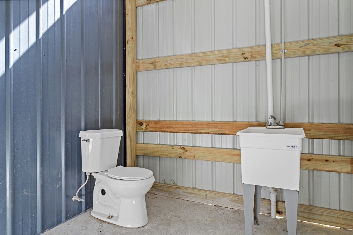 4943 Fm 770 Road Kountze, TX 77625 - Photo 14 of 15 a bathroom with a toilet a sink and bathtub