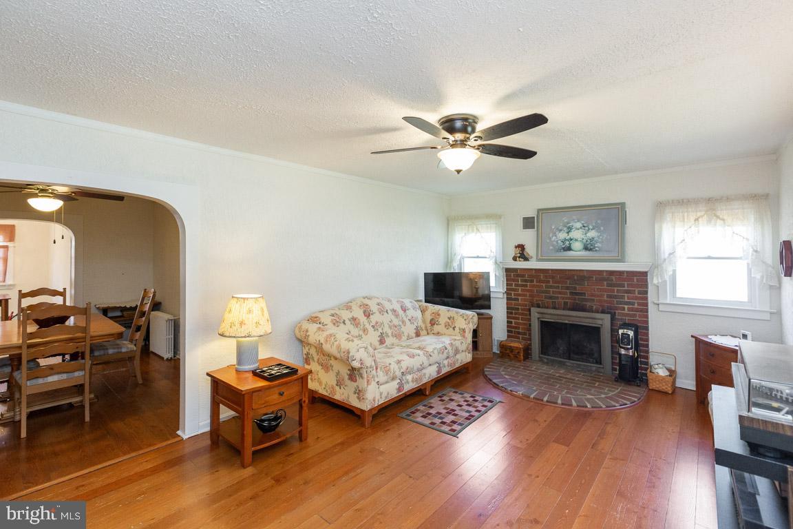15017 Schall Road Accokeek, MD 20607 - Photo 5 of 35 Living Room