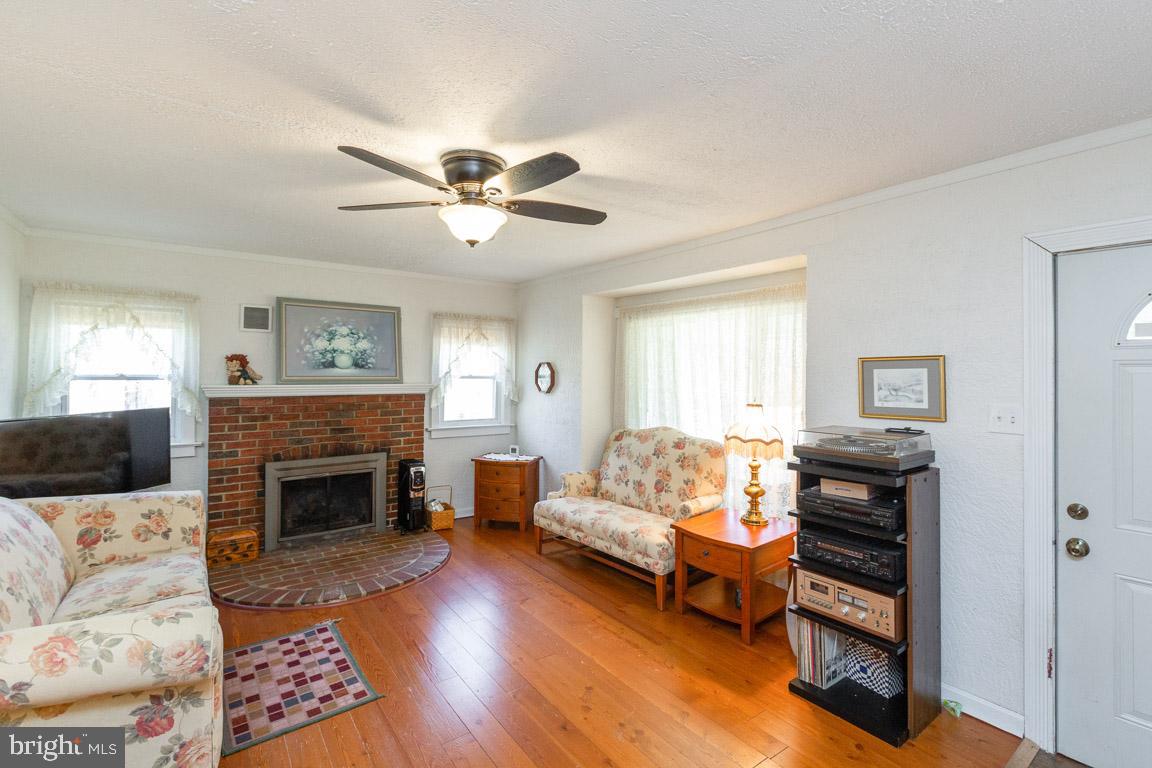 15017 Schall Road Accokeek, MD 20607 - Photo 6 of 35 Living Room