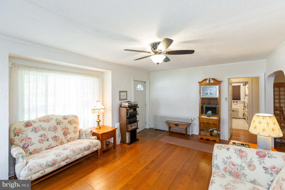 15017 Schall Road Accokeek, MD 20607 - Photo 7 of 35 Living Room