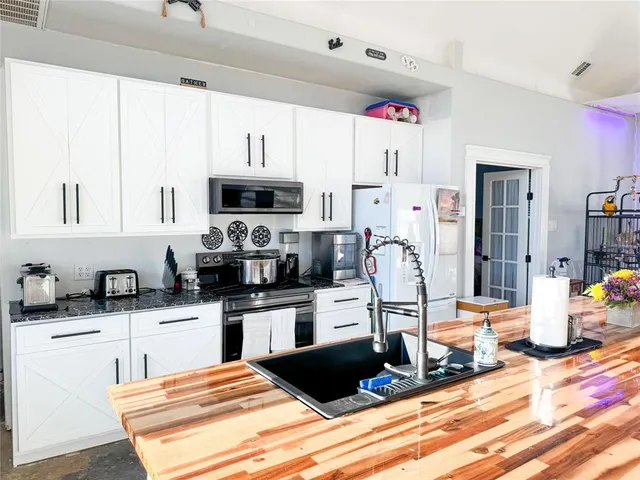 a view of backyard of the house