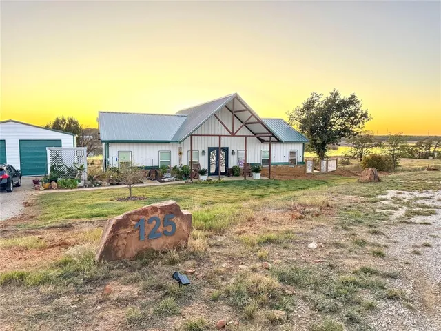 a view of a house with backyard and garden