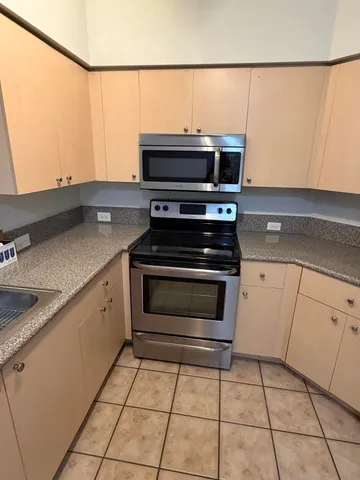 $2,200 | 270 Crestwood Circle, Unit 205, Royal Palm Beach, FL 33411