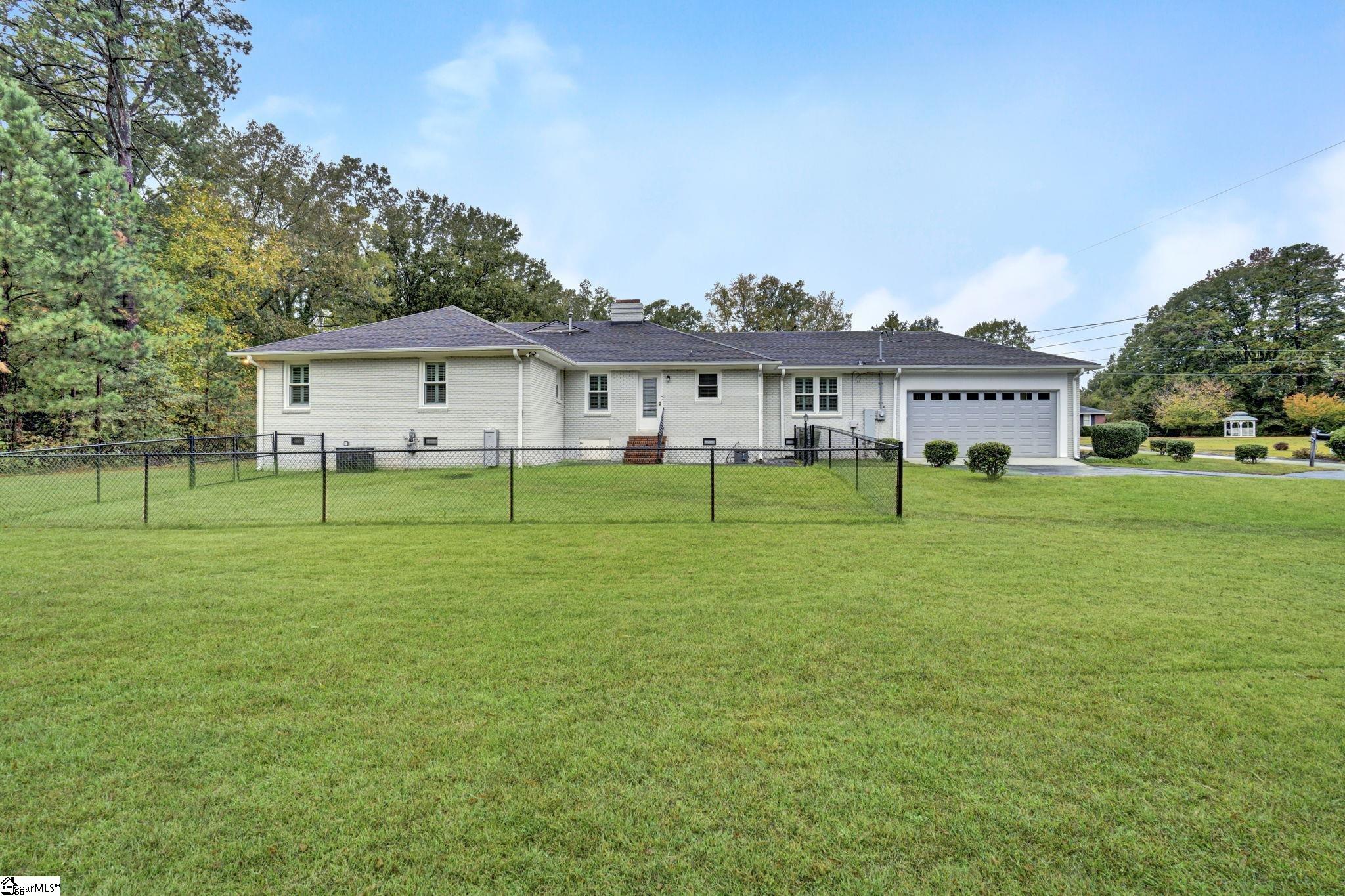 607 South Adair Street Clinton, SC 29325 - Photo 3 of 50