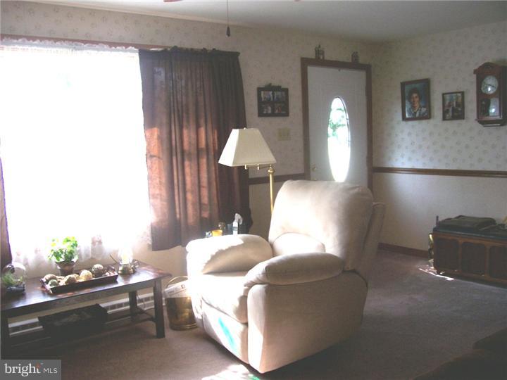 3233 Stoudts Ferry Bridge Road Reading, PA 19605 - Photo 3 of 19 Living Room