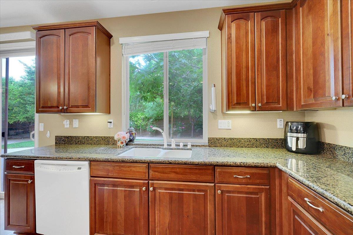 10022 Spring View Way Elk Grove, CA 95757 - Photo 25 of 54