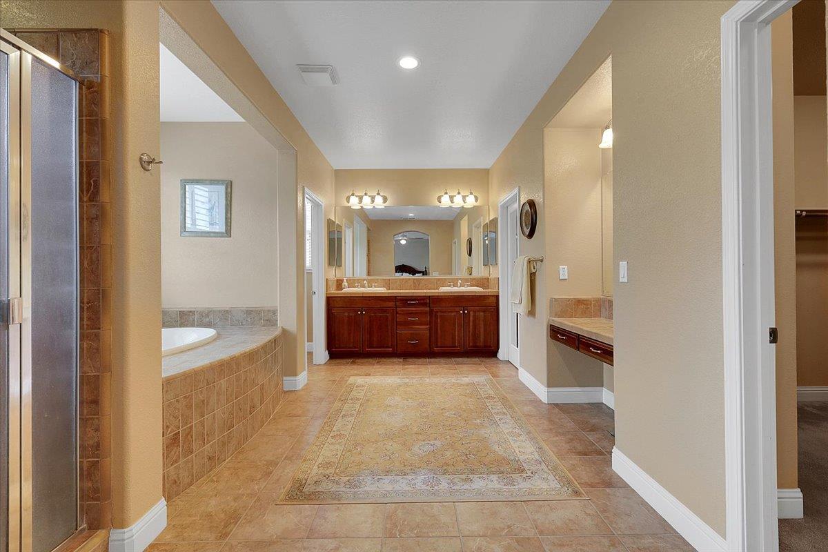 10022 Spring View Way Elk Grove, CA 95757 - Photo 41 of 54 Primary Bathroom suite