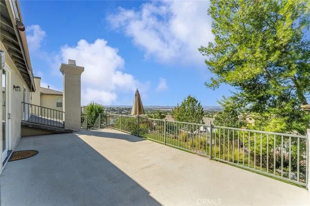 a view of a livingroom with a workspace