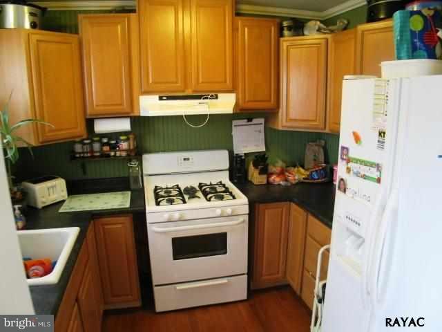 983 Richmond Road Windsor, PA 17366 - Photo 14 of 36 a kitchen with a stove a refrigerator and a stove