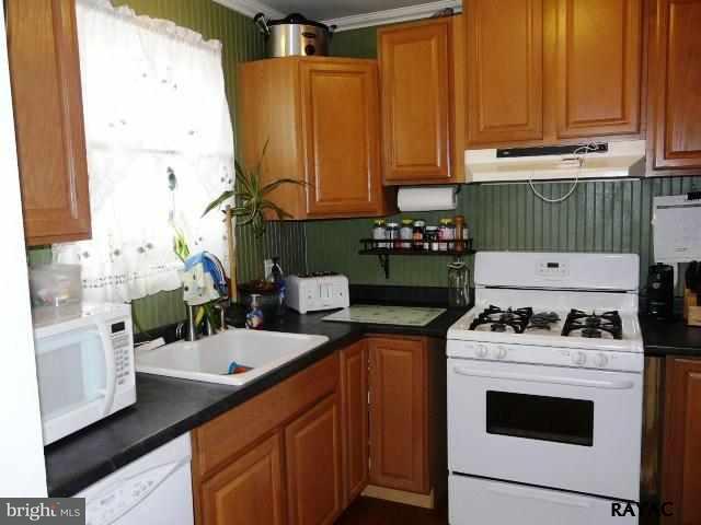 983 Richmond Road Windsor, PA 17366 - Photo 15 of 36 a kitchen with a sink stove and cabinets