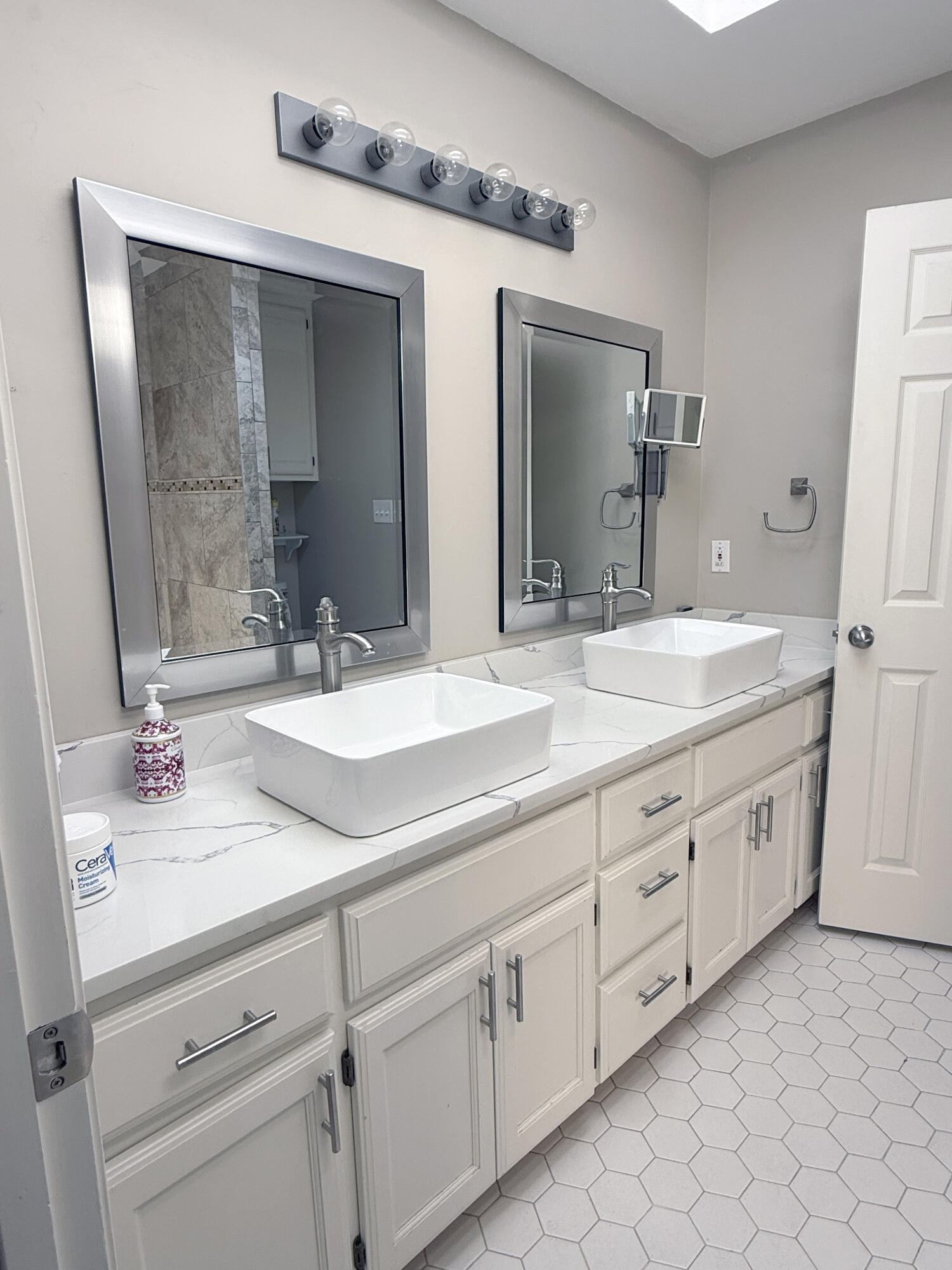 5422 69th Street Lubbock, TX 79424 - Photo 15 of 25 Isolated bath