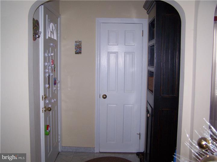 239 School Lane Springfield, PA 19064 - Photo 4 of 25 Foyer