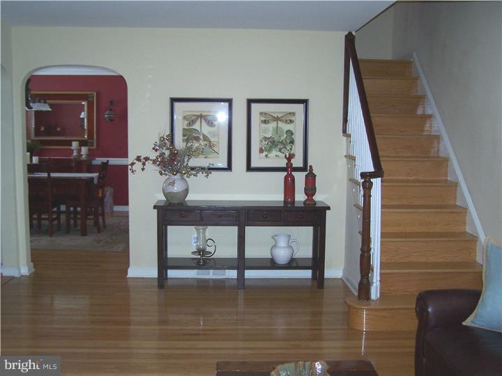 239 School Lane Springfield, PA 19064 - Photo 7 of 25 Living Room