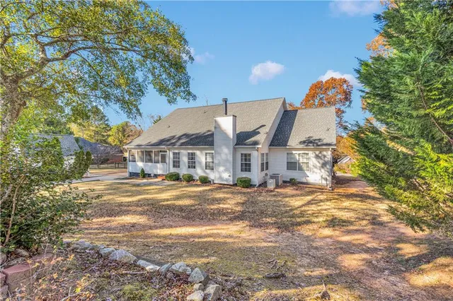 a view of a house with a yard