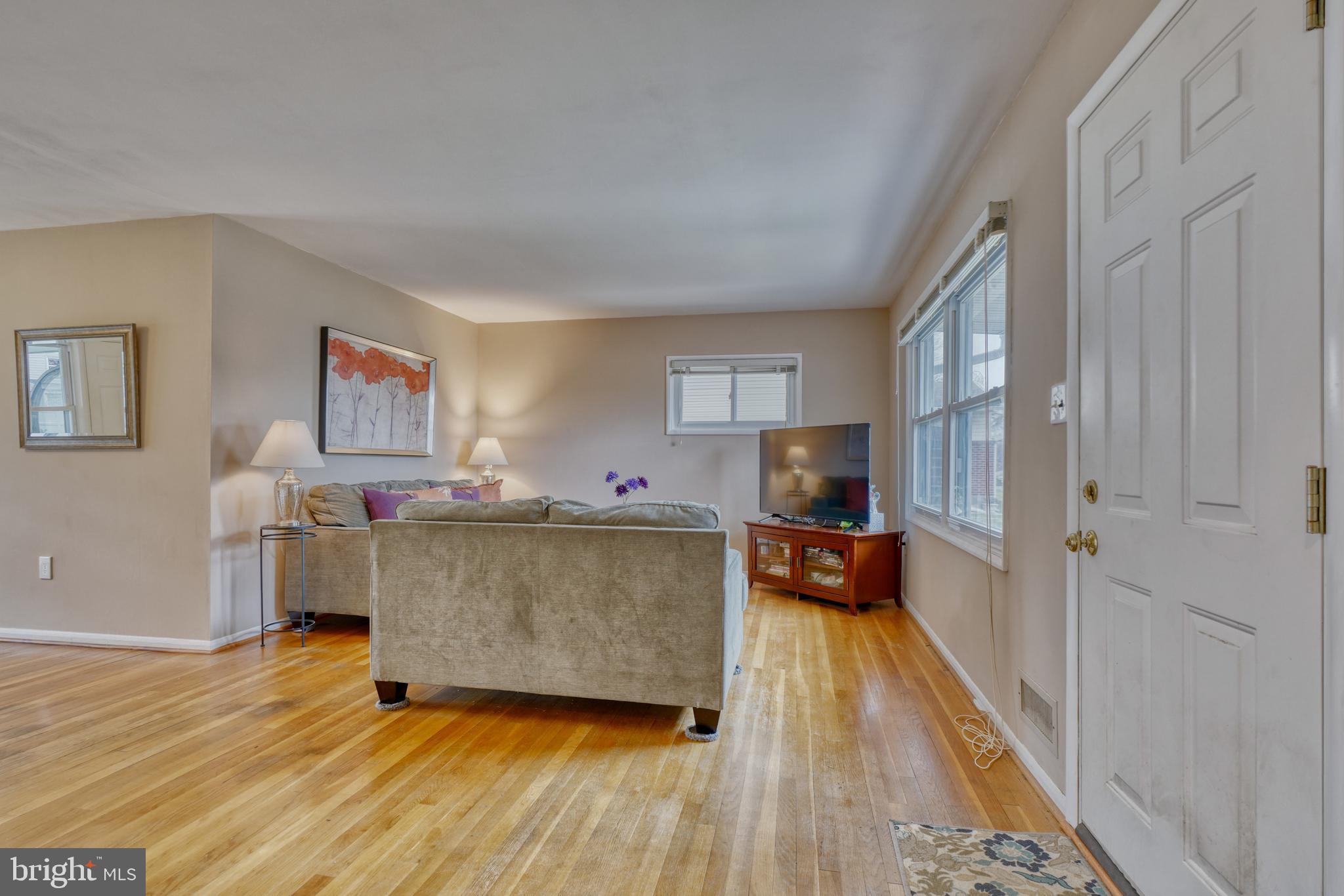 2448 Ellis Road Parkville, MD 21234 - Photo 3 of 40 Living Room