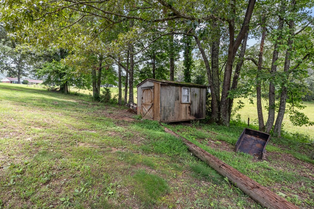 6495 Divider And Natchez Trace Road Camden, TN 38320 - Photo 30 of 31 a backyard of a house with lots of green space