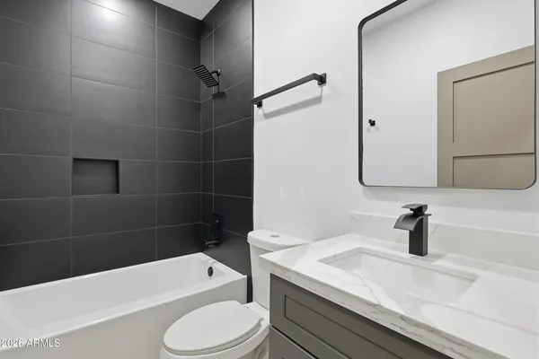 $2,300 | 2813 East Trumbull Road, Unit 2, Phoenix, AZ 85040