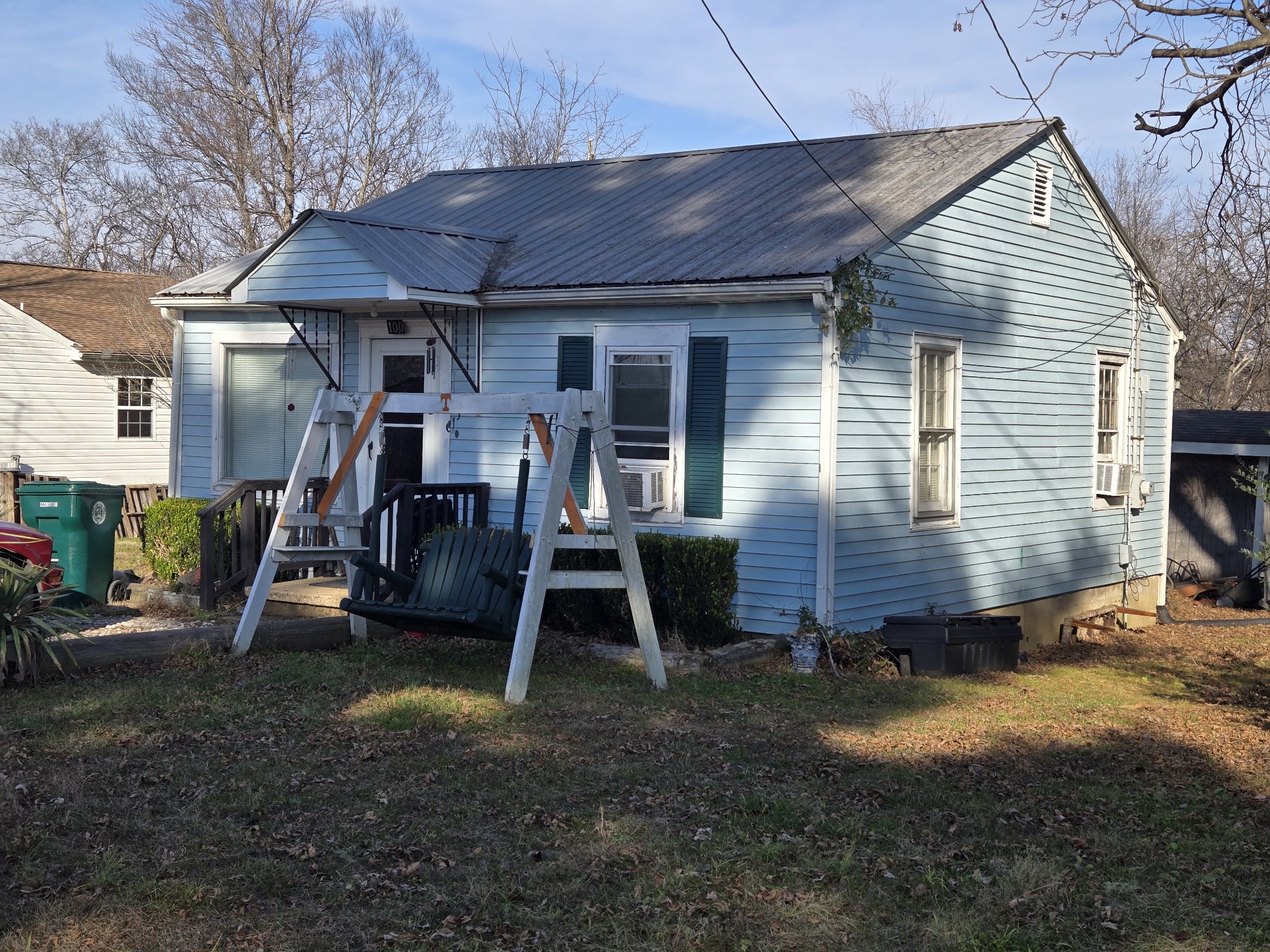 a view of a house with backyard