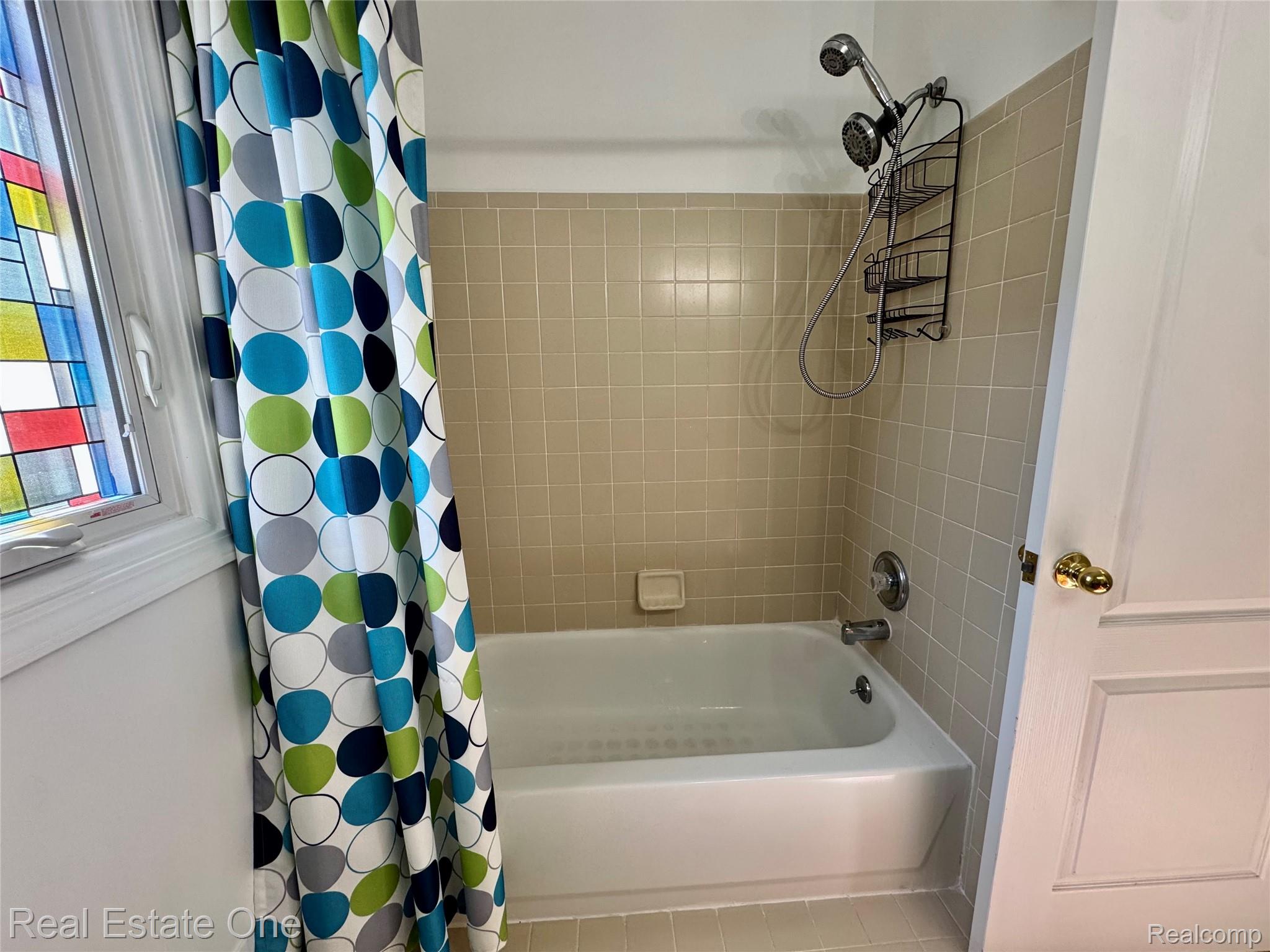 1668 South Shore Drive Rochester, MI 48307 - Photo 20 of 27 Full bath featuring shower / tub combo with curtain
