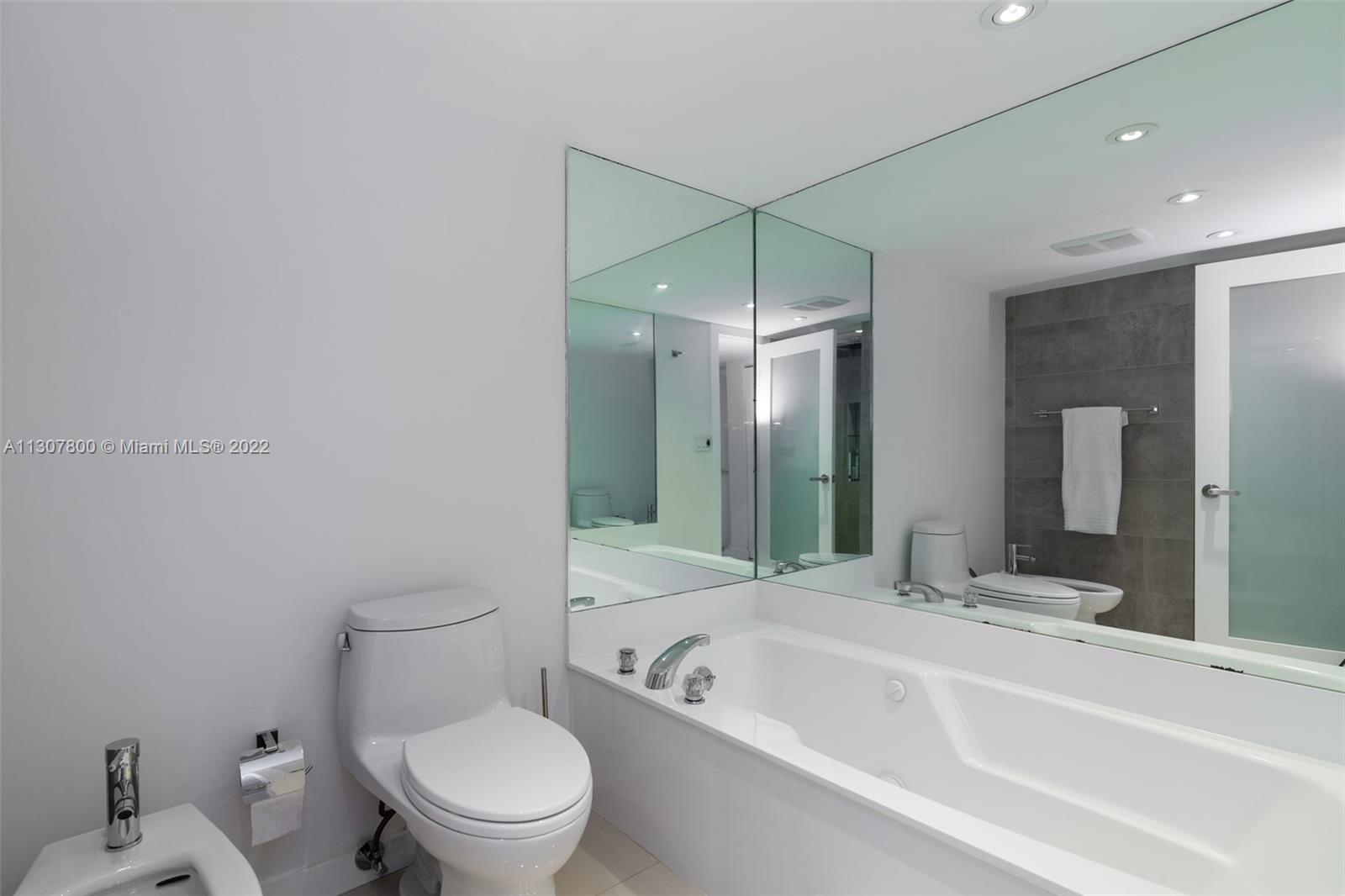 520 Brickell Key Drive, Unit A1603 Miami, FL 33131 - Photo 18 of 27 a bathroom with a toilet a sink and a bathtub