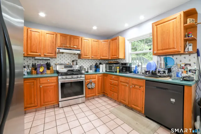 $525,000 | 9 Hillside Court, Brookfield, CT 06804