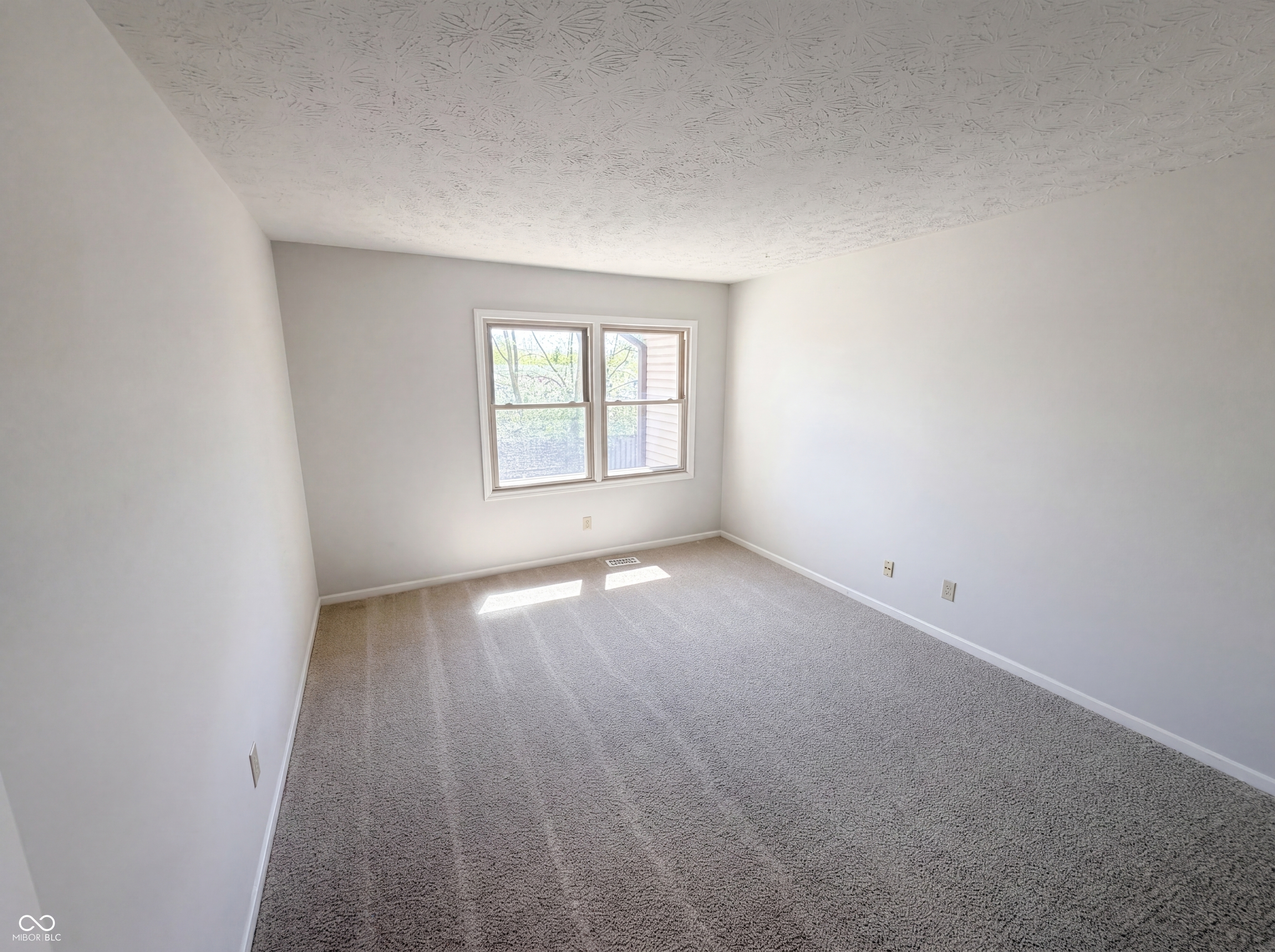9463 Maple Way Indianapolis, IN 46268 - Photo 4 of 18