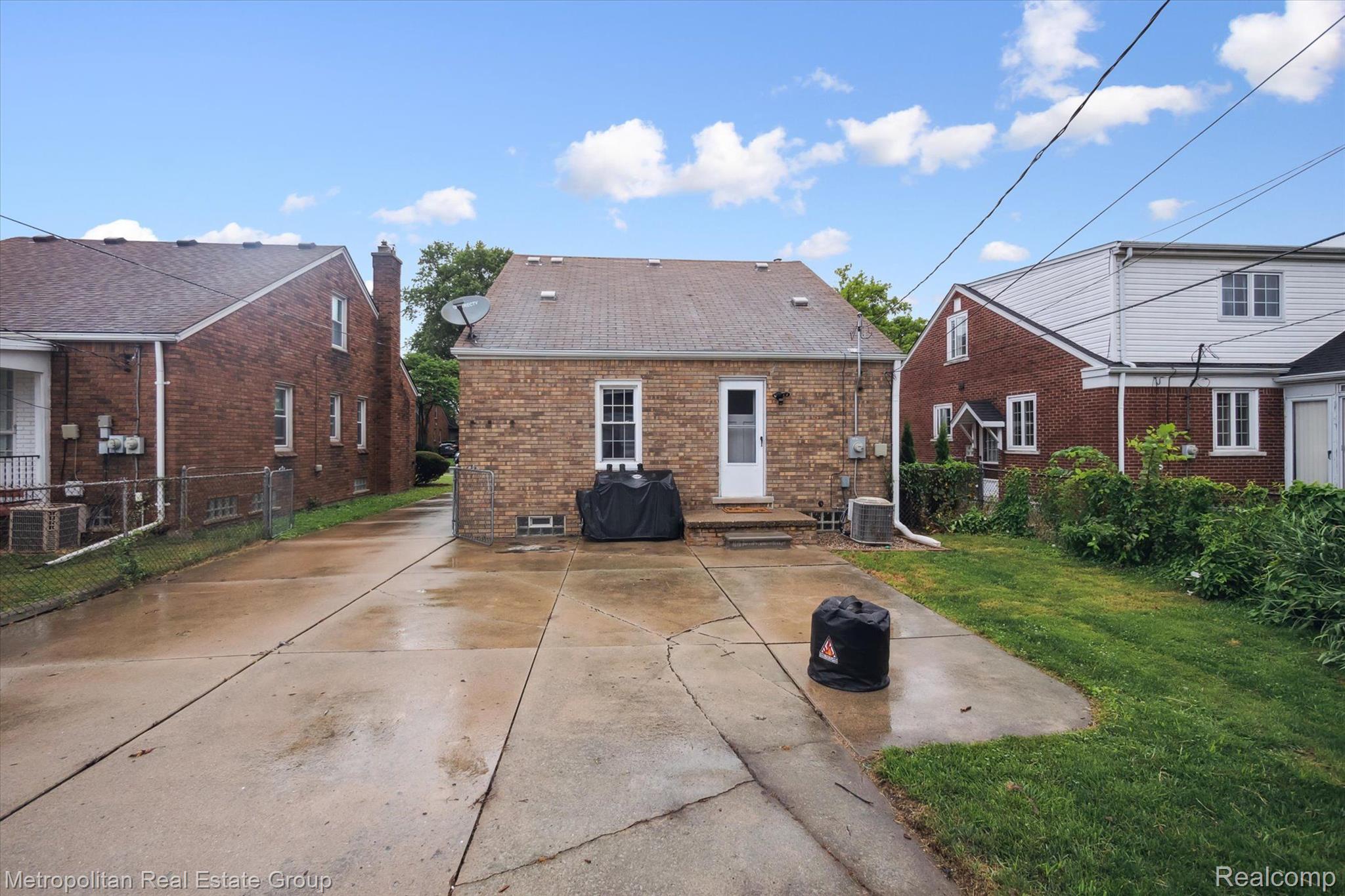 1833 Roslyn Road Grosse Pointe, MI 48236 - Photo 41 of 43 Gallery Image 41