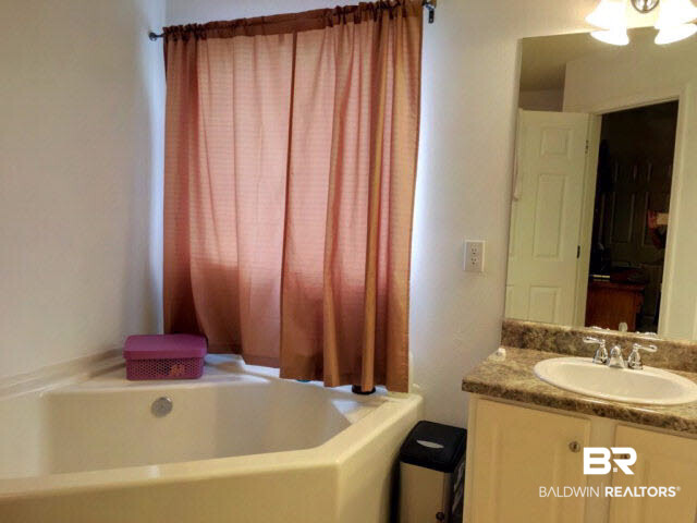 8970 Turf Creek Drive Foley, AL 36535 - Photo 7 of 15 Master Bath