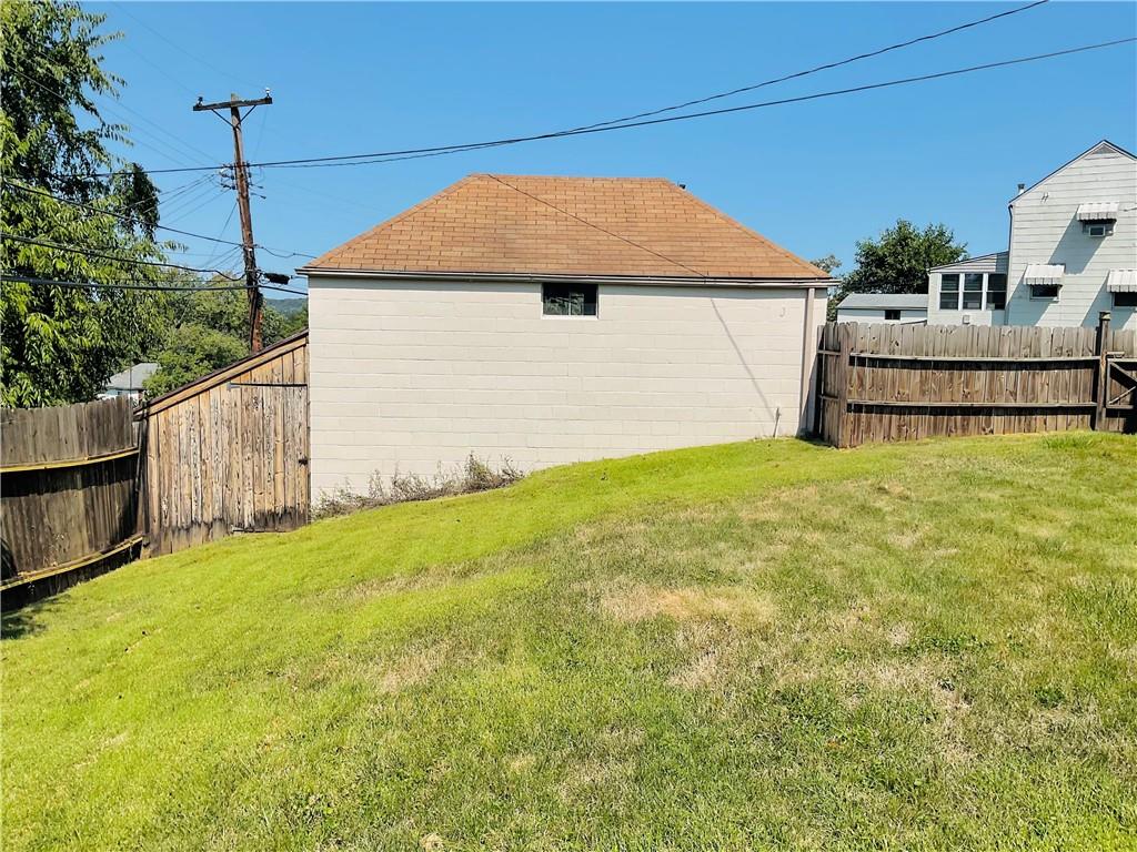 135 Constitution Circle Clairton, PA 15025 - Photo 34 of 40 a backyard of a house with table and chairs