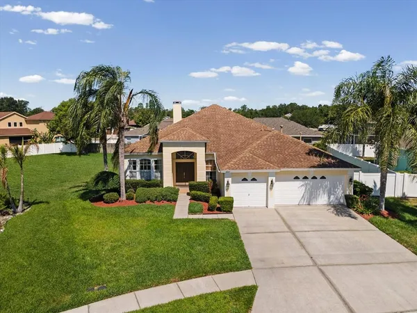 a view of house with garden