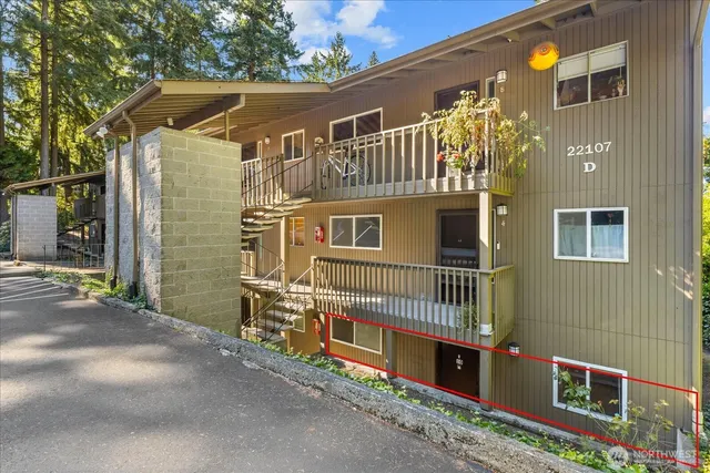 a view of an entrance of the house