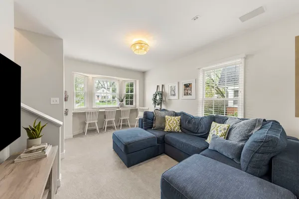 $750,000 | 260 Chesterfield Avenue, Glen Ellyn, IL 60137