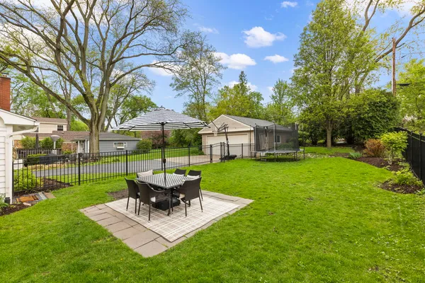 $750,000 | 260 Chesterfield Avenue, Glen Ellyn, IL 60137