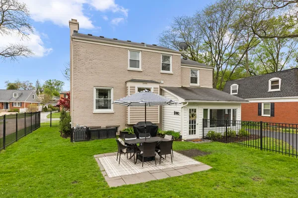 $750,000 | 260 Chesterfield Avenue, Glen Ellyn, IL 60137
