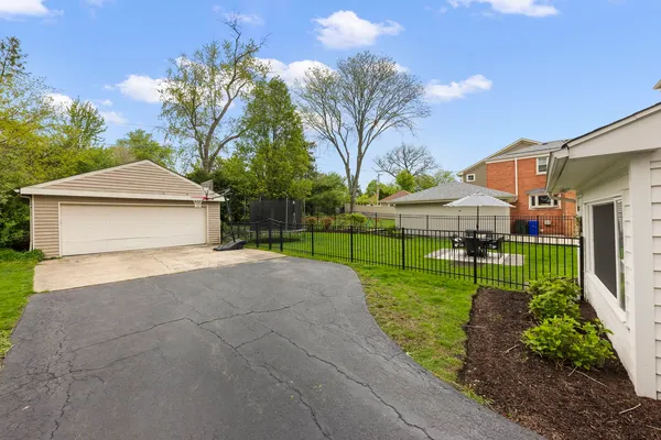 $750,000 | 260 Chesterfield Avenue, Glen Ellyn, IL 60137