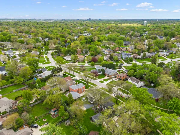 $750,000 | 260 Chesterfield Avenue, Glen Ellyn, IL 60137