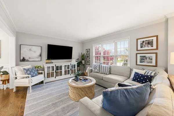 $750,000 | 260 Chesterfield Avenue, Glen Ellyn, IL 60137