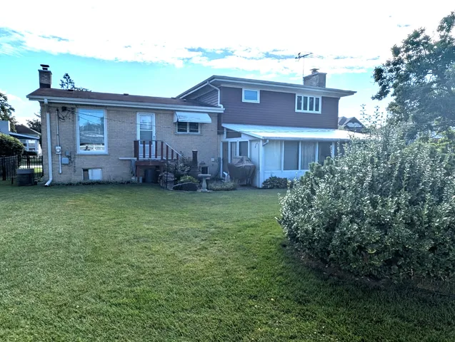 a view of a yard in front of house
