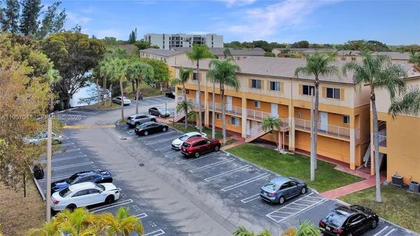 $298,000 | 6205 Southwest Kendale Lakes Circle, Unit 289, Miami, FL 33183