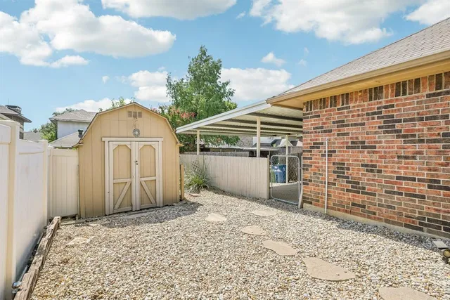 a view of a house with backyard