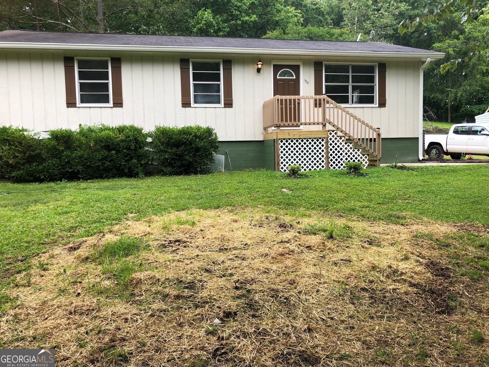 a view of a house with backyard and garden