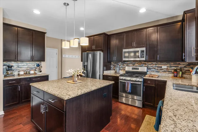 $549,900 | 509 Moorfield Avenue, North Aurora, IL 60542