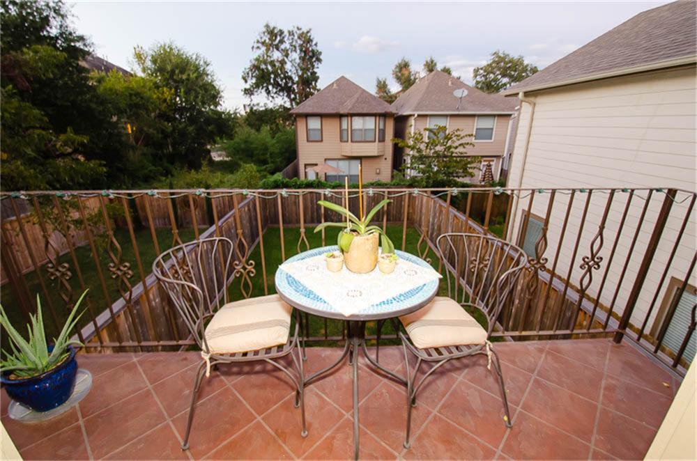 5312 Inker Street, Unit A Houston, TX 77007 - Photo 9 of 10 a view of a chairs and table in the patio