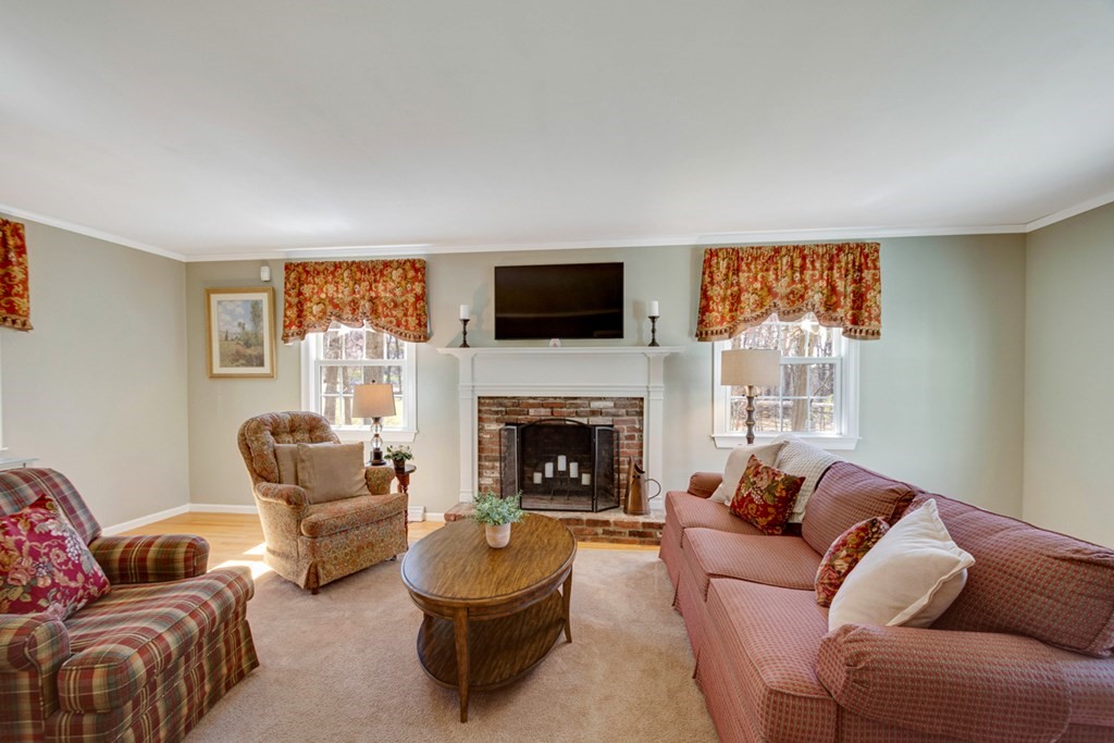 105 Hillside Road North Andover, MA 01845 - Photo 7 of 42 Gallery Image 7