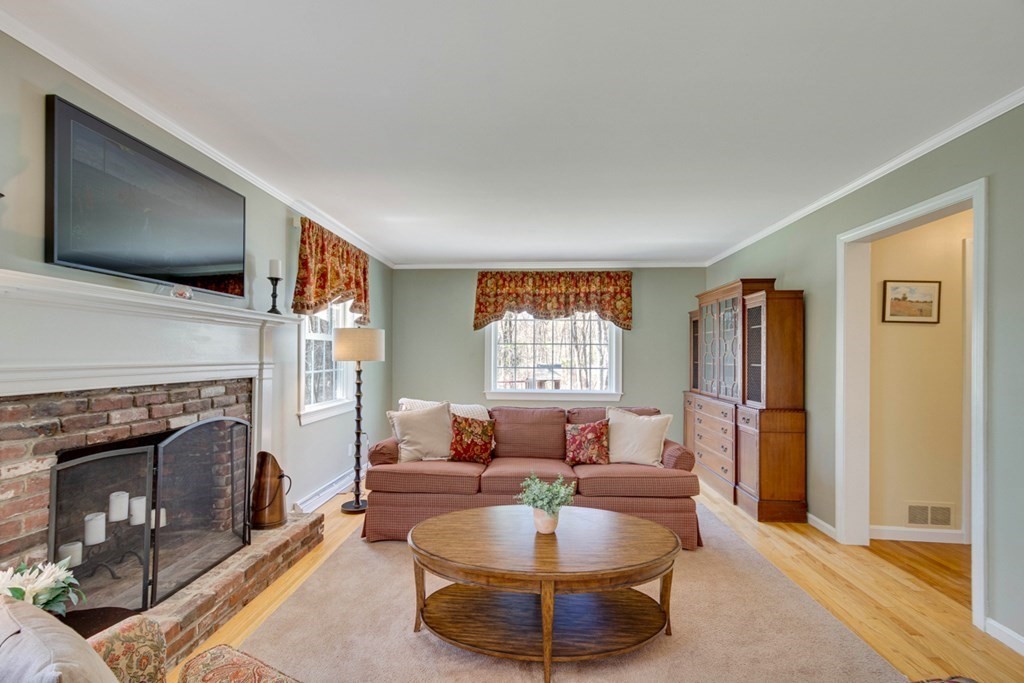 105 Hillside Road North Andover, MA 01845 - Photo 8 of 42 Gallery Image 8